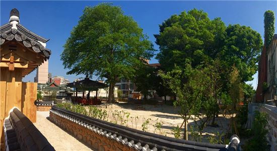 전국 1호로 지정된 한국 전통정원 ‘유선원’이 정원의 도시 전남 순천시 옥천변에 문을 열었다.