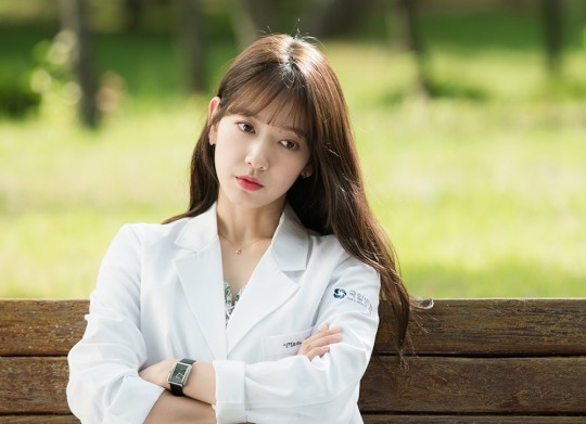‘닥터스’ 박신혜, 이렇게 예쁜 의사 봤어?…비하인드컷 공개