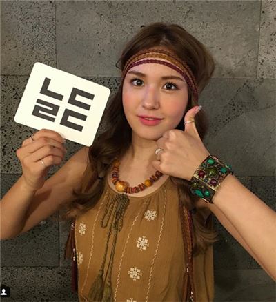 IOI 전소미, 인디언 소녀로 변신해 엄지 척…빛나는 ‘인형 미모’ 