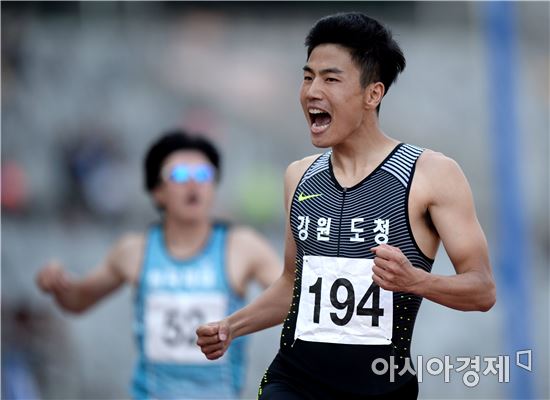 [포토]결승선 통과한 박봉고, '느낌이 좋아!'