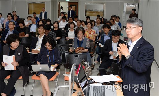 민형배 광산구청장은 한국사회학회와 전남대학교 5·18연구소가 ‘호남정치와 한국의 민주주의’를 주제로 지난 3일 5·18민주화운동기록관에서 공동 주최한 심포지엄에서 ‘지역정치의 빈곤과 주권자의 대응’을 주제로 4·13총선에서 나타난 호남 민심의 본질을 분석해 발표했다.
