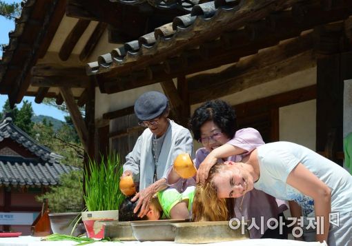 [포토]단오날에는 창포물에 머리감기 