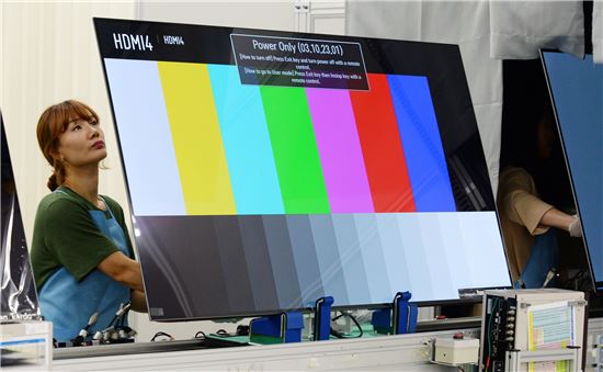 [르포] LG의 혹독한 올레드TV 품질관리…포장된 제품 다시 뜯어 72시간 검사