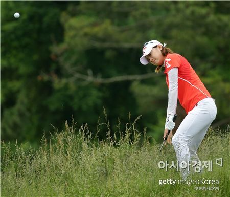 최나연이 숍라이트 최종일 3번홀 러프에서 탈출하고 있다. 갤러웨이(美 뉴저지주)=Getty images/멀티비츠