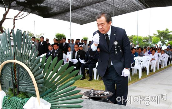 유근기 곡성군수가 분향하고있다.