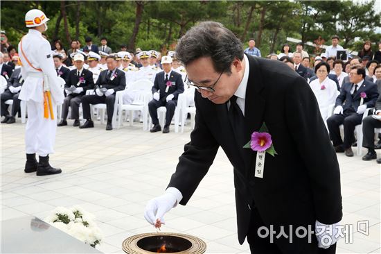 이낙연 전남지사가 6일 오전 목포시 부흥산 현충공원에서 열린 제61회 현충일 추념식에서 분향하고 있다.