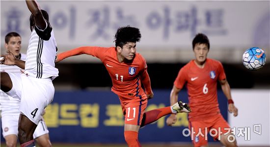 [포토]김승준, '상대 선방에 막힌 헤딩슛'