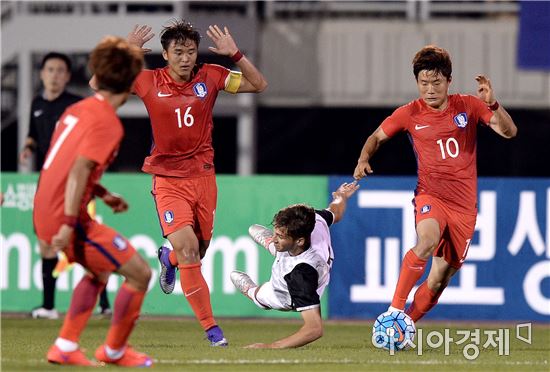 '류승우 해트트릭' 한국, 피지 8-0 대파하고 첫 승