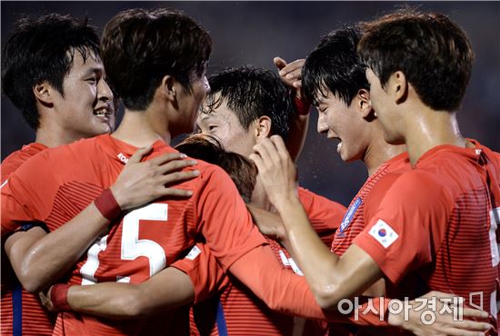 [포토]기뻐하는 올림픽축구대표팀