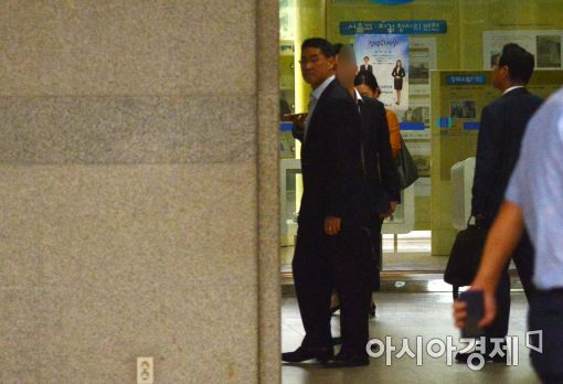 [포토]존 리 옥시 전 대표 검찰 출석