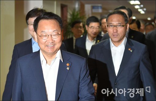 [포토]유일호 경제부총리, 국무회의 참석