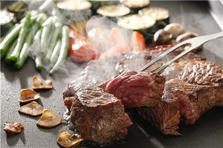 '숙박+조식' 묶은 뻔한 패키지는 가라…특급호텔, 이색 패키지로 여름 성수기 대비(종합)