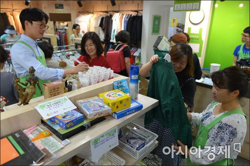 [포토]아름다운 가계 봉사활동하는 종로구청 직원들