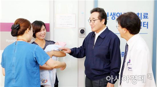 이낙연 전남지사가 7일 오후 순천시 조례동 현대여성아동병원을 방문, 정기현 원장 안내로 신생아 집중치료 지역센터를 둘러보고 있다.
