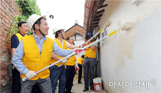 광주 '행복한 목수 봉사단' 동명동 저소득 주택 봉사활동 펼쳐