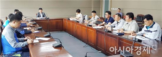 광주광역시는 7일 하남근로자복지관에서 자동차 부품업체 노동조합 대표들을 대상으로 ‘광주형 일자리 설명회’를 개최했다.
