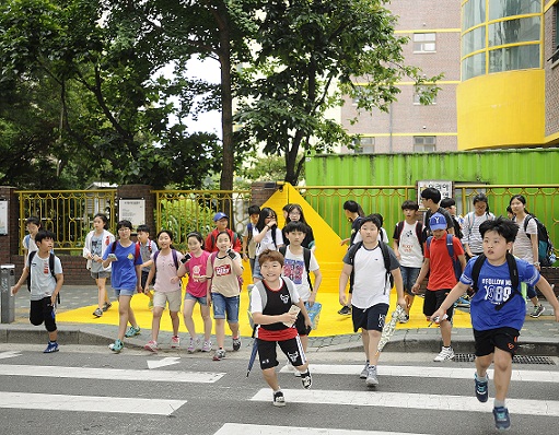 [포토]광진구 구남초등학교 앞 옐로카펫 깔아