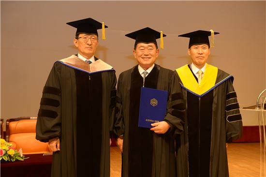 조충훈 전남 순천시장이 순천대학교(총장 박진성)로부터 명예행정학 박사학위를 받았다.
