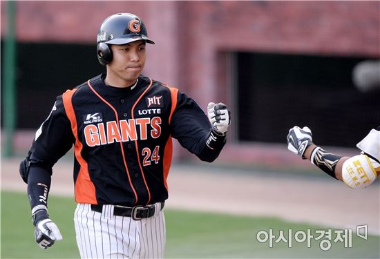 [포토]김문호, '선제 솔로 홈런으로 앞서 갑니다'