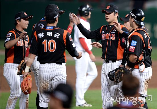 승리를 자축하는 롯데[사진=김현민 기자]