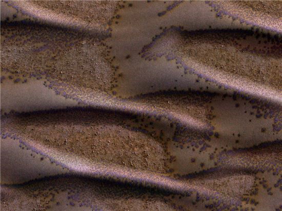 ▲늦겨울 화성의 모래언덕이 햇볕을 받아 녹고 있다.[사진제공=NASA]