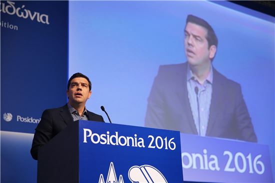알렉시스 치프라스 그리스 총리가 6일(현지시간) 아테네 국제공항에서 진행된 '포시도시아 2016' 개막식에서 연설하고 있다.   아테네(그리스)=EPA연합뉴스