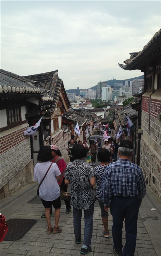 지난 6일 휴일을 맞아 서울시 종로구 가회동 북촌한옥마을 거리에 관광객들이 가득 차있다.