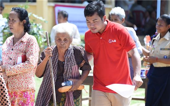 LG전자, 캄보디아에 이동진료소 마련…동남아 건강증진 나서