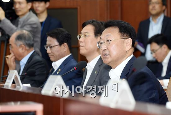 [포토]유일호 "11조 국책은행 자본확충펀드 만든다"