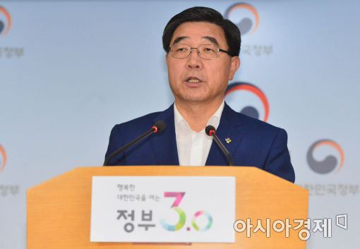 고용부 장관 "최저임금 7.3% 인상, 격차해소 의미있다"