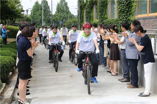 광주광역시 동구는 8일 오전 ‘청렴실천 자전거 릴레이 캠페인’을 펼쳤다. 광주광역시가 추진하는 이번 캠페인은 지역사회 청렴실천 의지를 안팎에 알리고 주민의 청렴역량을 결집하기 위해 마련됐다.