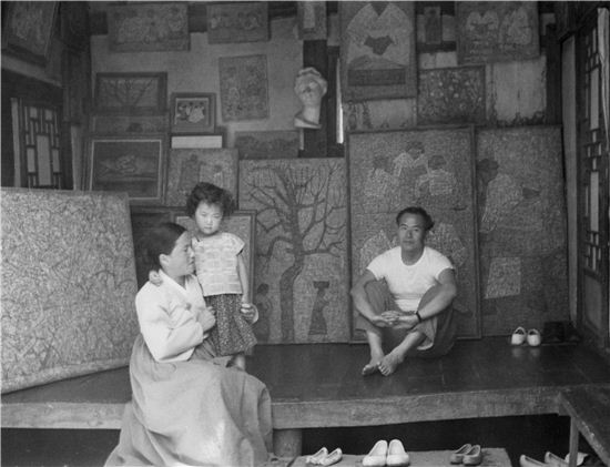 사진 = 1959년, 창신동 집에서 박수근 부부와 장녀 
