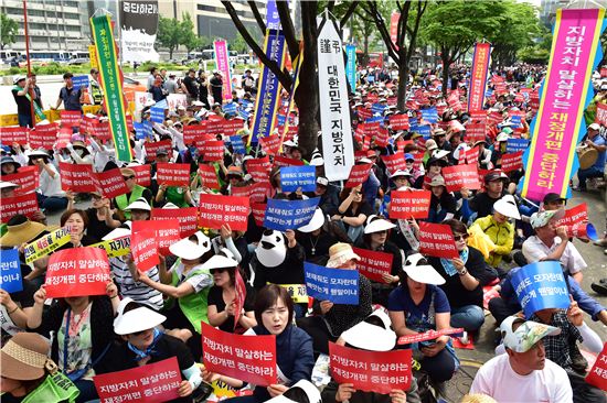 수원·성남등 비상대책위 '277만명 서명부' 정부전달