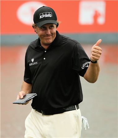 필 미켈슨이 2년 연속 포브스 선정 골프선수 수입 1위를 차지했다.