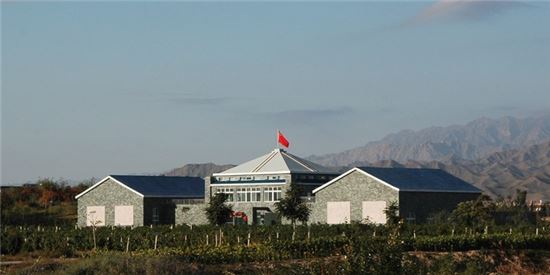 중국 서부 닝샤자치구에 위치한 와인제조장 헤란징수에 전경