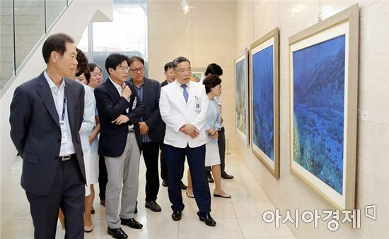 전남대학교병원(병원장 윤택림)이 한국화가 문재성 작품전을 이달 26일까지 병원 1동 로비 CNUH갤러리에서 개최한다.
