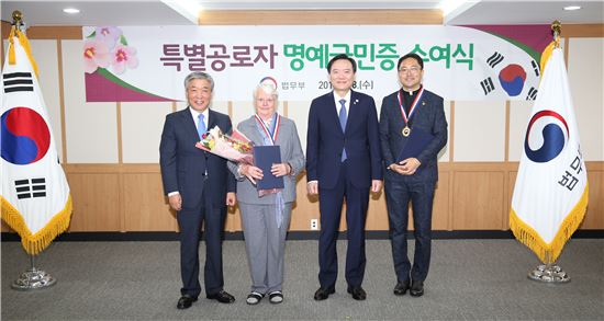 전남 고흥군 소록도에서 한센인들을 간호하고 헌신한 공로를 인정받은 오스트리아 국적의 마리안느 스퇴거(82)와 마가렛 피사렉(81) 두 수녀가 김현웅 법무부장관으로부터 명예국민증을 받았다.