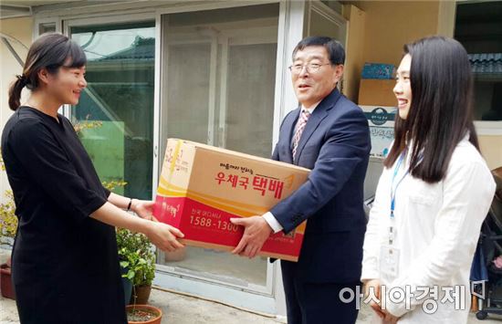 장흥군(군수 김성)이 추진하고 있는 출산용품 배송 서비스가 지역민들에게 큰 호응을 얻고 있다.