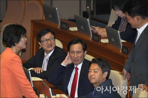 [포토]이야기하는 우상호·송영길