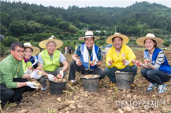 광주은행-대구은행, 달빛동맹 농촌 일손돕기 봉사활동 펼쳐