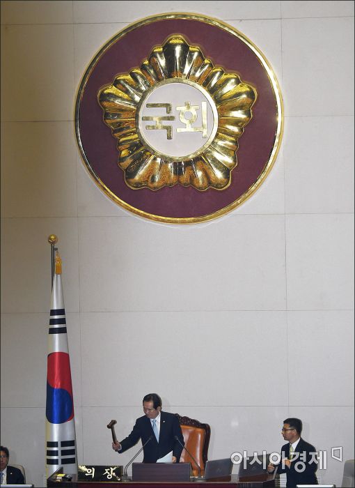 9일 20대국회 전반기 국회의장으로 선출된 정세균 의원이 의사봉을 두드리고 있다. / 윤동주 기자 doso7@
