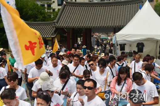 [포토]한옥마을 찾은 1000여 명의 유커