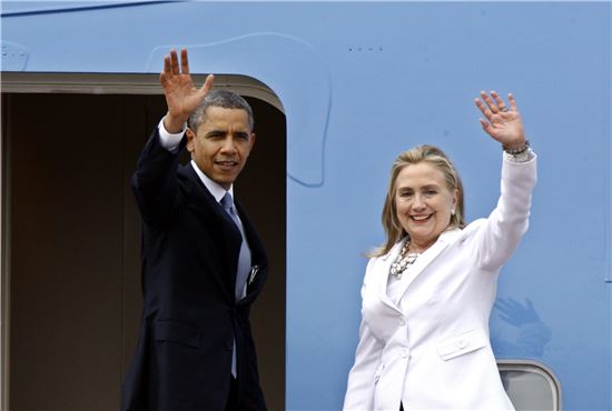 2012년 11월 19일 버락 오마마 미국 대통령이 힐러리 클린턴 당시 국무장관과 미얀마의 수도 랑군 공항에서 전용기에 탑승 전 손을 흔들고 있다.(EPA=연합뉴스)
