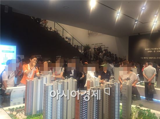 10일 개관한 시흥 은계지구 우미린 견본주택에 방문객들로 인산인해를 이루고 있다. 