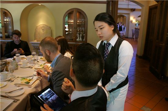 전다혜 학생이 CIA 내 레스토랑에서 실습을 하고 있는 모습. 