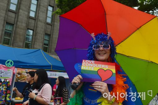 [르포] 5만명 동성애 옹호자들, 서울광장서 '나'를 밝힌 날