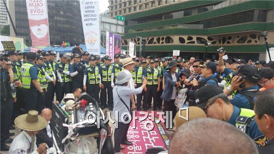 역대 최대 규모 '퀴어축제', 일부 충돌 속 개최