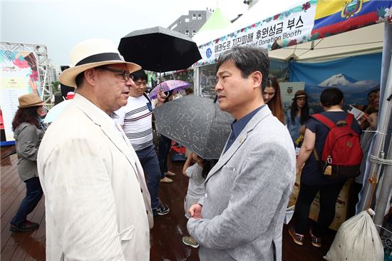주한 에콰도르 대사관 관계자와 지진 피해 상황에 대한 대화를 나누고 있는 김영배 성북구청장(오른쪽)
