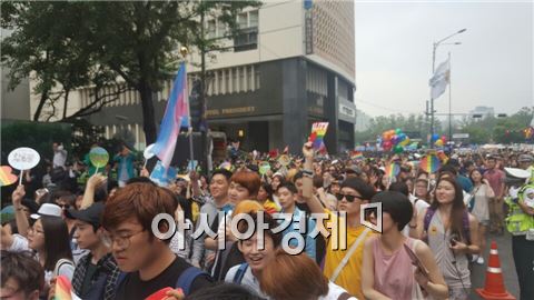 퀴어축제, 5만여명 모여 '차별 반대' 흥겨운 한마당(종합)