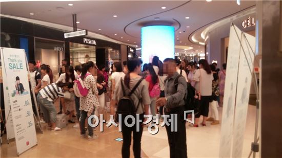 12일 서울 송파구 신천동 롯데월드타워 7층에 위치한 롯데면세점 월드타워점에 관광객들이 몰려있다. 